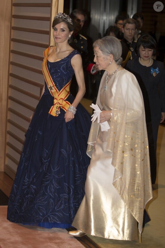 La reine Letizia d'Espagne et l'impératrice Michiko lors du dîner de gala donné en l'honneur du roi et de la reine d'Espagne en visite officielle au Japon à Tokyo le 4 avril 2017.  Gala dinner for Spanish kings on occasion for their official visit to Japan in ImperialPalace in Tokyo on Wednesday 5 April 2017. On the first day of their 3 day tour of Japan04/04/2017 - Tokyo