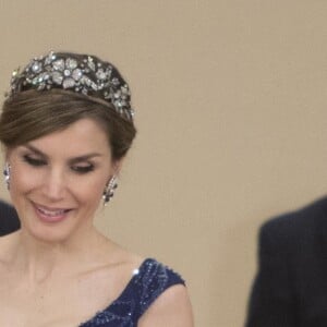 La reine Letizia d'Espagne et l'impératrice Michiko lors du dîner de gala donné en l'honneur du roi et de la reine d'Espagne en visite officielle au Japon à Tokyo le 4 avril 2017.  Gala dinner for Spanish kings on occasion for their official visit to Japan in ImperialPalace in Tokyo on Wednesday 5 April 2017. On the first day of their 3 day tour of Japan04/04/2017 - Tokyo