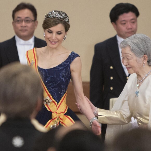 La reine Letizia d'Espagne et l'impératrice Michiko lors du dîner de gala donné en l'honneur du roi et de la reine d'Espagne en visite officielle au Japon à Tokyo le 4 avril 2017.  Gala dinner for Spanish kings on occasion for their official visit to Japan in ImperialPalace in Tokyo on Wednesday 5 April 2017. On the first day of their 3 day tour of Japan04/04/2017 - Tokyo