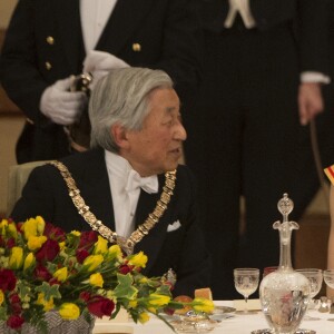 Akihito, empereur du Japon et la reine Letizia d'Espagne lors du dîner de gala donné en l'honneur du roi et de la reine d'Espagne en visite officielle au Japon à Tokyo le 4 avril 2017.  Gala dinner for Spanish kings on occasion for their official visit to Japan in ImperialPalace in Tokyo on Wednesday 5 April 2017. On the first day of their 3 day tour of Japan04/04/2017 - Tokyo