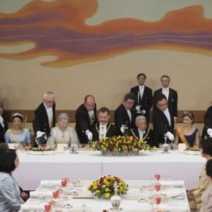 le prince Naruhito, l'impératrice Michiko, le roi Felipe d'Espagne, Akihito, empereur du Japon, la reine Letizia, Le prince Fumihito d'Akishino lors du dîner de gala donné en l'honneur du roi et de la reine d'Espagne en visite officielle au Japon à Tokyo le 4 avril 2017.  Gala dinner for Spanish kings on occasion for their official visit to Japan in ImperialPalace in Tokyo on Wednesday 5 April 2017. On the first day of their 3 day tour of Japan04/04/2017 - Tokyo