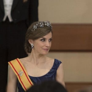 La reine Letizia d'Espagne et le prince Naruhito lors du dîner de gala donné en l'honneur du roi et de la reine d'Espagne en visite officielle au Japon à Tokyo le 4 avril 2017.  Gala dinner for Spanish kings on occasion for their official visit to Japan in ImperialPalace in Tokyo on Wednesday 5 April 2017. On the first day of their 3 day tour of Japan04/04/2017 - Tokyo