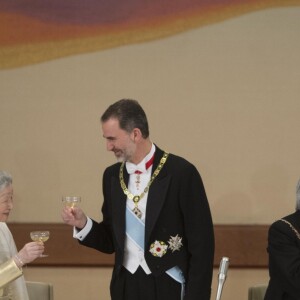 La princesse Masako, l'impératrice Michiko, le roi Felipe d'Espagne, Akihito, empereur du Japon et La reine Letizia lors du dîner de gala donné en l'honneur du roi et de la reine d'Espagne en visite officielle au Japon à Tokyo le 4 avril 2017.  Gala dinner for Spanish kings on occasion for their official visit to Japan in ImperialPalace in Tokyo on Wednesday 5 April 2017. On the first day of their 3 day tour of Japan04/04/2017 - Tokyo