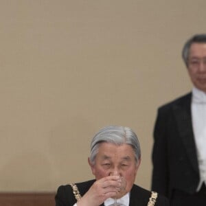 Le roi Felipe d'Espagne, Akihito, empereur du Japon et La reine Letizia lors du dîner de gala donné en l'honneur du roi et de la reine d'Espagne en visite officielle au Japon à Tokyo le 4 avril 2017.  Gala dinner for Spanish kings on occasion for their official visit to Japan in ImperialPalace in Tokyo on Wednesday 5 April 2017. On the first day of their 3 day tour of Japan04/04/2017 - Tokyo