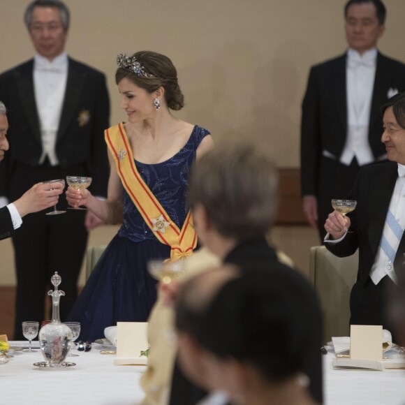 Akihito, empereur du Japon, la reine Letizia d'Espagne et le prince Naruhito lors du dîner de gala donné en l'honneur du roi et de la reine d'Espagne en visite officielle au Japon à Tokyo le 4 avril 2017.  Gala dinner for Spanish kings on occasion for their official visit to Japan in ImperialPalace in Tokyo on Wednesday 5 April 2017. On the first day of their 3 day tour of Japan04/04/2017 - Tokyo