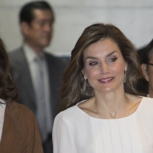 La reine Letizia d'Espagne visite l'hopital universitaire Keio lors de son voyage officiel au Japon, le 6 avril 2017.  Spanish Queen Letizia during visit to Keio UniversityHospital on occasion for her official visit to Japan in Tokyo. April 6th, 2017.06/04/2017 - Tokyo