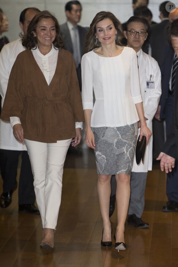 La reine Letizia d'Espagne visite l'hopital universitaire Keio lors de son voyage officiel au Japon, le 6 avril 2017.  Spanish Queen Letizia during visit to Keio UniversityHospital on occasion for her official visit to Japan in Tokyo. April 6th, 2017.06/04/2017 - Tokyo