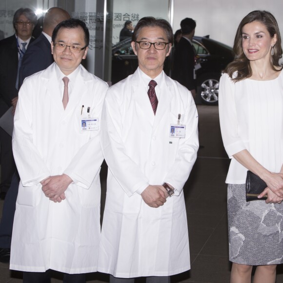 La reine Letizia d'Espagne visite l'hopital universitaire Keio lors de son voyage officiel au Japon, le 6 avril 2017.  Spanish Queen Letizia during visit to Keio UniversityHospital on occasion for her official visit to Japan in Tokyo. April 6th, 2017.06/04/2017 - Tokyo