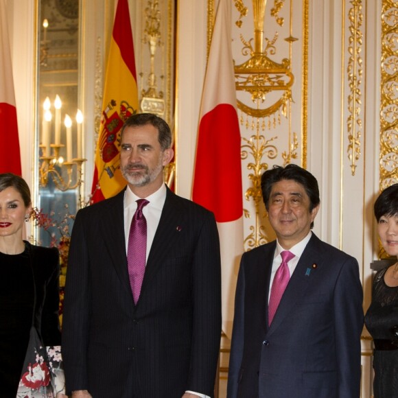 La reine Letizia, le roi Felipe d'Espagne, Shinzo Abe, le premier ministre du Japon et sa femme Akie lors du dîner de gala en l'honneur de la visite du roi et de la reine d'Espagne au Japon. Tokyo, le 6 avril 2017.  Gala Dinner on occasion for the official visit of king and queen of Spain to Japan in Tokyo on Thursday 6 April 2017. On the second day of their 3 day tour of Japan06/04/2017 - Tokyo