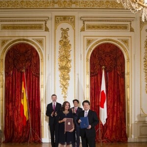 Le roi Felipe d'Espagne et Shinzo Abe, le premier ministre du Japon lors du dîner de gala en l'honneur de la visite du roi et de la reine d'Espagne au Japon. Tokyo, le 6 avril 2017.  Gala Dinner on occasion for the official visit of king and queen of Spain to Japan in Tokyo on Thursday 6 April 2017. On the second day of their 3 day tour of Japan06/04/2017 - Tokyo