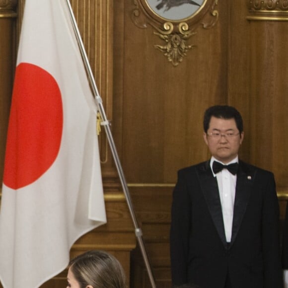 Le roi Felipe d'Espagne, Shinzo Abe, le premier ministre du Japon et la reine Letizia lors du dîner de gala en l'honneur de la visite du roi et de la reine d'Espagne au Japon. Tokyo, le 6 avril 2017.  Gala Dinner on occasion for the official visit of king and queen of Spain to Japan in Tokyo on Thursday 6 April 2017. On the second day of their 3 day tour of Japan06/04/2017 - Tokyo