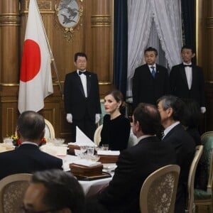 Shinzo Abe, le premier ministre du Japon, le roi Felipe d'Espagne et la reine Letizia lors du dîner de gala en l'honneur de la visite du roi et de la reine d'Espagne au Japon. Tokyo, le 6 avril 2017.  Gala Dinner on occasion for the official visit of king and queen of Spain to Japan in Tokyo on Thursday 6 April 2017. On the second day of their 3 day tour of Japan06/04/2017 - Tokyo