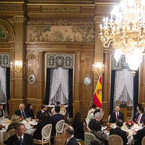 Le roi Felipe d'Espagne, Shinzo Abe, le premier ministre du Japon et le reine Letizia lors du dîner de gala en l'honneur de la visite du roi et de la reine d'Espagne au Japon. Tokyo, le 6 avril 2017.  Gala Dinner on occasion for the official visit of king and queen of Spain to Japan in Tokyo on Thursday 6 April 2017. On the second day of their 3 day tour of Japan06/04/2017 - Tokyo