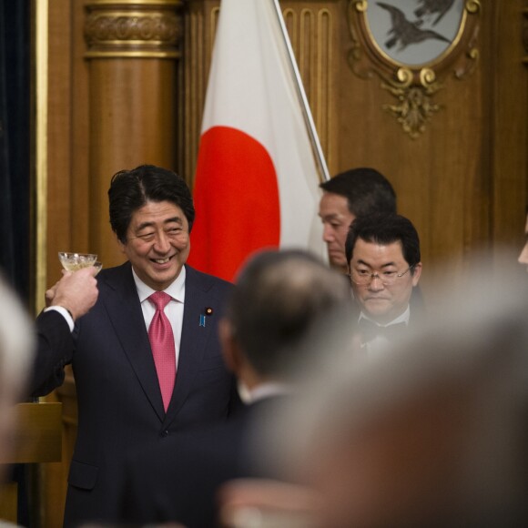 Le roi Felipe d'Espagne et Shinzo Abe, le premier ministre du Japon lors du dîner de gala en l'honneur de la visite du roi et de la reine d'Espagne au Japon. Tokyo, le 6 avril 2017.  Gala Dinner on occasion for the official visit of king and queen of Spain to Japan in Tokyo on Thursday 6 April 2017. On the second day of their 3 day tour of Japan06/04/2017 - Tokyo