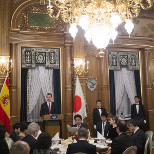 Le roi Felipe d'Espagne lors du dîner de gala en l'honneur de la visite du roi et de la reine d'Espagne au Japon. Tokyo, le 6 avril 2017.  Gala Dinner on occasion for the official visit of king and queen of Spain to Japan in Tokyo on Thursday 6 April 2017. On the second day of their 3 day tour of Japan06/04/2017 - Tokyo