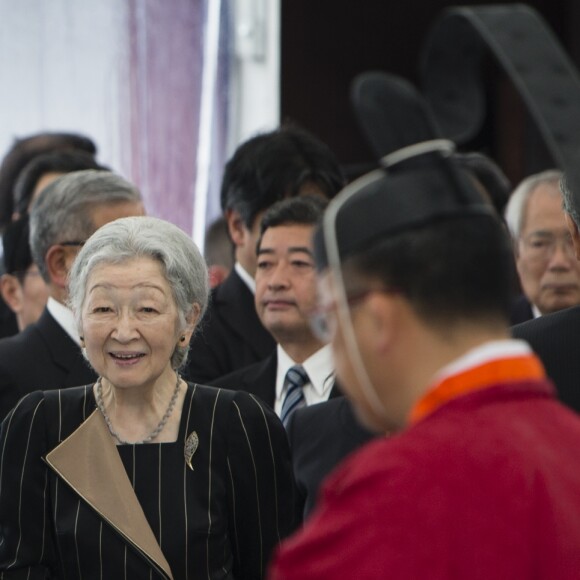 Le roi Felipe VI et la reine Letizia d'Espagne, accompagnés de l'impératrice Michiko du Japon, ont visité les sanctuaires de Shizuoka Sengen-jinja à Shizuoka, à l'occasion de leur voyage officiel de 3 jours au Japon. Le 7 avril 2017  Spanish Queen Letizia with Empress Michiko during visit Sengen JinjaTemple on occasion of her official visit to Japan in Shizouka on Friday 7 April 2017. On the third day of their 3 day tour of Japan07/04/2017 - Shizuoka