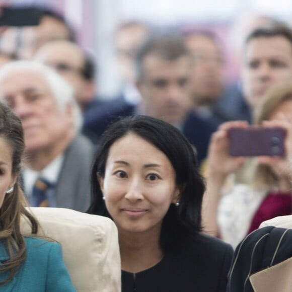 Le roi Felipe VI et la reine Letizia d'Espagne, accompagnés de l'impératrice Michiko du Japon, ont visité les sanctuaires de Shizuoka Sengen-jinja à Shizuoka, à l'occasion de leur voyage officiel de 3 jours au Japon. Le 7 avril 2017  Spanish Queen Letizia with Empress Michiko during visit Sengen JinjaTemple on occasion of her official visit to Japan in Shizouka on Friday 7 April 2017. On the third day of their 3 day tour of Japan07/04/2017 - Shizuoka