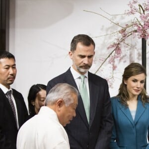 La reine Letizia et le roi Felipe d'Espagne accompagnés par l'empereur et l'impératrice du Japon, Akihito et Michiko, observent une montre qui avait été offerte par le roi Felipe III d'Espagne au gouverneur Tokugawa Ieyasu, dans le cadre de leur visite officielle au Japon, le 7 avril 2017.  Spanish King Felipe VI and Queen Letizia with Japanese Emperor Akihito and Empress Michiko look at the western clock of Lord Tokugawa Ieyasu in Fugetsuro, former mansion of Lord Tokugawa Yoshinobu, Aoi Ward, Shizuoka Prefecture on April 7, 2017.07/04/2017 - Shizouka