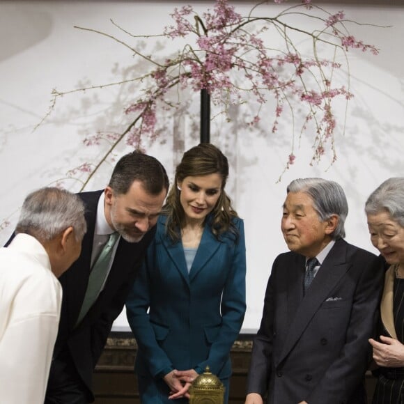 La reine Letizia et le roi Felipe d'Espagne accompagnés par l'empereur et l'impératrice du Japon, Akihito et Michiko, observent une montre qui avait été offerte par le roi Felipe III d'Espagne au gouverneur Tokugawa Ieyasu, dans le cadre de leur visite officielle au Japon, le 7 avril 2017.  Spanish King Felipe VI and Queen Letizia with Japanese Emperor Akihito and Empress Michiko look at the western clock of Lord Tokugawa Ieyasu in Fugetsuro, former mansion of Lord Tokugawa Yoshinobu, Aoi Ward, Shizuoka Prefecture on April 7, 2017.07/04/2017 - Shizouka