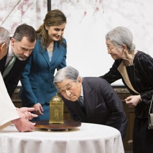 La reine Letizia et le roi Felipe d'Espagne accompagnés par l'empereur et l'impératrice du Japon, Akihito et Michiko, observent une montre qui avait été offerte par le roi Felipe III d'Espagne au gouverneur Tokugawa Ieyasu, dans le cadre de leur visite officielle au Japon, le 7 avril 2017.  Spanish King Felipe VI and Queen Letizia with Japanese Emperor Akihito and Empress Michiko look at the western clock of Lord Tokugawa Ieyasu in Fugetsuro, former mansion of Lord Tokugawa Yoshinobu, Aoi Ward, Shizuoka Prefecture on April 7, 2017.07/04/2017 - Shizouka