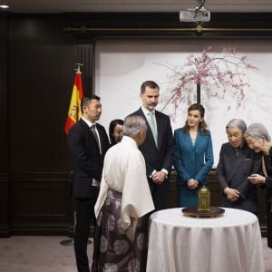 La reine Letizia et le roi Felipe d'Espagne accompagnés par l'empereur et l'impératrice du Japon, Akihito et Michiko, observent une montre qui avait été offerte par le roi Felipe III d'Espagne au gouverneur Tokugawa Ieyasu, dans le cadre de leur visite officielle au Japon, le 7 avril 2017.  Spanish King Felipe VI and Queen Letizia with Japanese Emperor Akihito and Empress Michiko look at the western clock of Lord Tokugawa Ieyasu in Fugetsuro, former mansion of Lord Tokugawa Yoshinobu, Aoi Ward, Shizuoka Prefecture on April 7, 2017.07/04/2017 - Shizouka