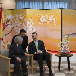 La reine Letizia et le roi Felipe d'Espagne accompagnés par l'empereur et l'impératrice du Japon, Akihito et Michiko, visitent le temple Sengen Jimqa, dans le cadre de leur visite officielle au Japon, le 7 avril 2017.  Queen Laetizia and King Felipe VI sided by Japan emperor and empress, Akihito and Michiko, visit the Sengen Jimqa temple, during their official visit to Japan. April 7th, 2017.07/04/2017 - Shizouka