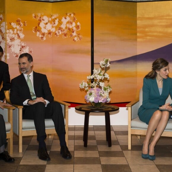 La reine Letizia et le roi Felipe d'Espagne accompagnés par l'empereur et l'impératrice du Japon, Akihito et Michiko, visitent le temple Sengen Jimqa, dans le cadre de leur visite officielle au Japon, le 7 avril 2017.  Queen Laetizia and King Felipe VI sided by Japan emperor and empress, Akihito and Michiko, visit the Sengen Jimqa temple, during their official visit to Japan. April 7th, 2017.07/04/2017 - Shizouka