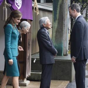 La reine Letizia et le roi Felipe d'Espagne accompagnés par l'empereur et l'impératrice du Japon, Akihito et Michiko, visitent le temple Sengen Jimqa, dans le cadre de leur visite officielle au Japon, le 7 avril 2017.  Queen Laetizia and King Felipe VI sided by Japan emperor and empress, Akihito and Michiko, visit the Sengen Jimqa temple, during their official visit to Japan. April 7th, 2017.07/04/2017 - Shizouka