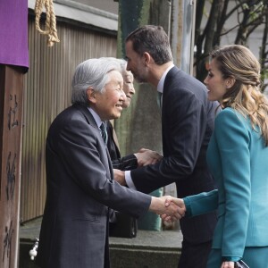 La reine Letizia et le roi Felipe d'Espagne accompagnés par l'empereur et l'impératrice du Japon, Akihito et Michiko, visitent le temple Sengen Jimqa, dans le cadre de leur visite officielle au Japon, le 7 avril 2017.  Queen Laetizia and King Felipe VI sided by Japan emperor and empress, Akihito and Michiko, visit the Sengen Jimqa temple, during their official visit to Japan. April 7th, 2017.07/04/2017 - Shizouka