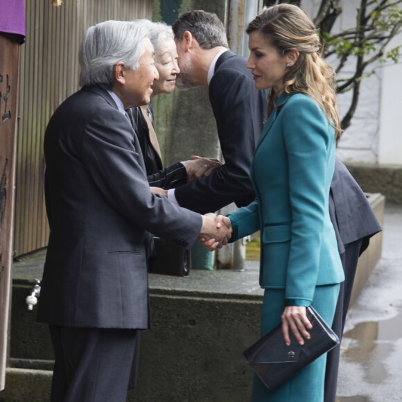 La reine Letizia et le roi Felipe d'Espagne accompagnés par l'empereur et l'impératrice du Japon, Akihito et Michiko, visitent le temple Sengen Jimqa, dans le cadre de leur visite officielle au Japon, le 7 avril 2017.  Queen Laetizia and King Felipe VI sided by Japan emperor and empress, Akihito and Michiko, visit the Sengen Jimqa temple, during their official visit to Japan. April 7th, 2017.07/04/2017 - Shizouka