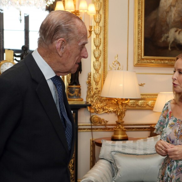 Kylie Minogue a reçu le prix "Britain-Australia Society 2016" des mains du prince Philip, duc d'Edimbourg, lors d'une audience privée au château de Windsor le 4 avril 2017.