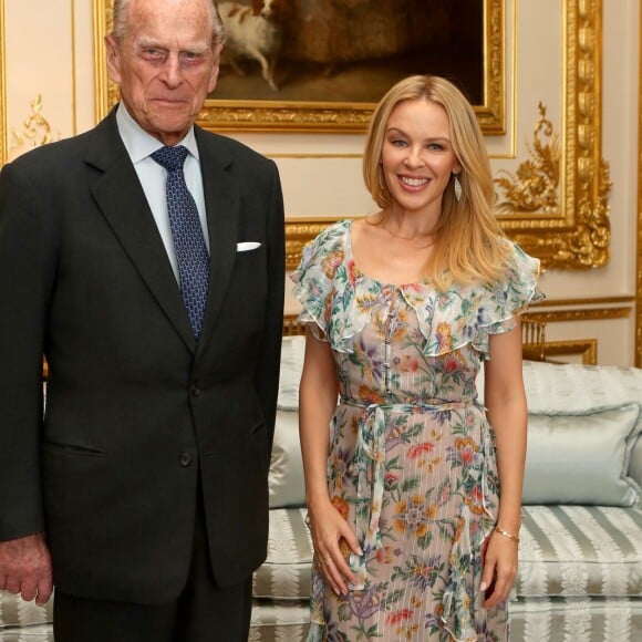 Kylie Minogue a reçu le prix "Britain-Australia Society 2016" des mains du prince Philip, duc d'Edimbourg, lors d'une audience privée au château de Windsor le 4 avril 2017.