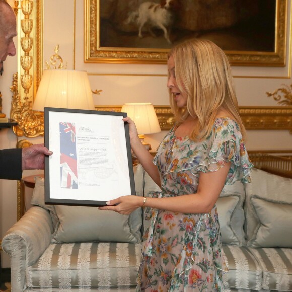 Kylie Minogue a reçu le prix "Britain-Australia Society 2016" des mains du prince Philip, duc d'Edimbourg, lors d'une audience privée au château de Windsor le 4 avril 2017.