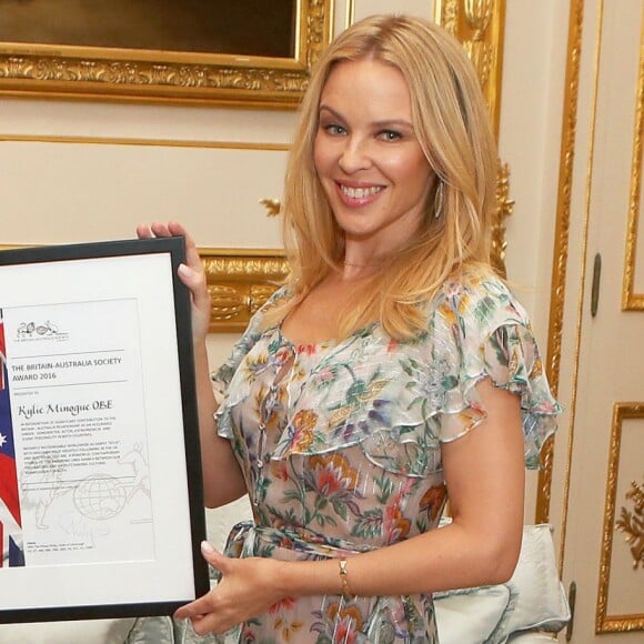 Kylie Minogue a reçu le prix "Britain-Australia Society 2016" des mains du prince Philip, duc d'Edimbourg, lors d'une audience privée au château de Windsor le 4 avril 2017.