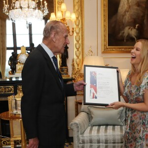 Kylie Minogue a reçu le prix "Britain-Australia Society 2016" des mains du prince Philip, duc d'Edimbourg, lors d'une audience privée au château de Windsor le 4 avril 2017.