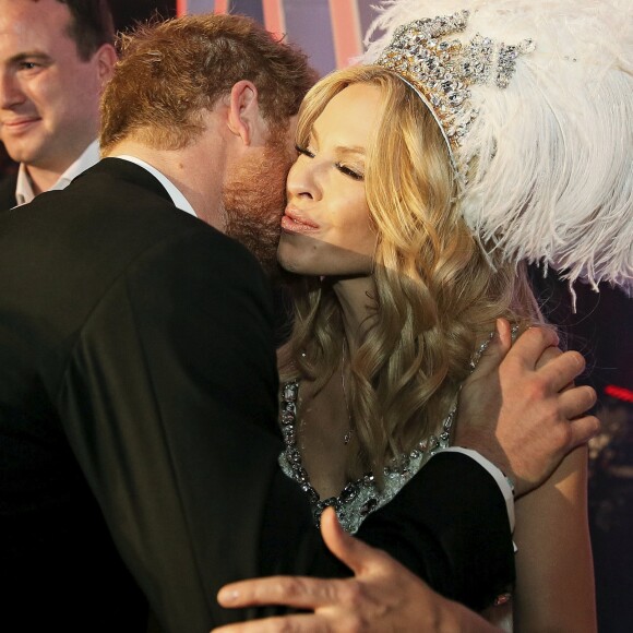 Le prince Harry et Kylie Minogue en novembre 2015 au Royal Albert Hall à Londres à l'issue de la Royal Variety Performance. © Paul Hackett/PA Wire
