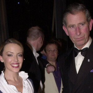 Kylie Minogue et le prince Charles en novembre 2002 au théâtre Wyndham à Londres.