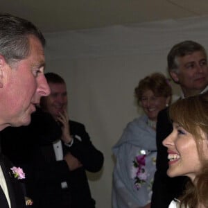 Le prince Charles et Kylie Minogue lors d'une soirée de bienfaisance en juin 2001 à Waddesdon Manor.