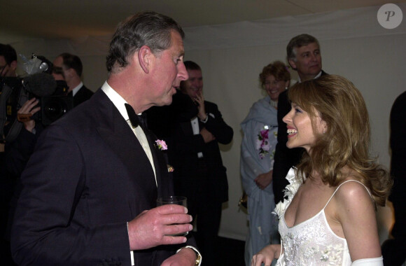 Le prince Charles et Kylie Minogue lors d'une soirée de bienfaisance en juin 2001 à Waddesdon Manor.