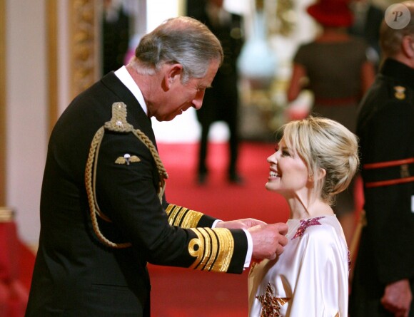 Le prince Charles a remis en juillet 2008 à Kylie Minogue les insignes d'officier dans l'ordre de l'empire britannique.