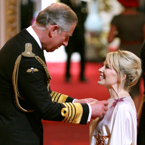 Le prince Charles a remis en juillet 2008 à Kylie Minogue les insignes d'officier dans l'ordre de l'empire britannique.
