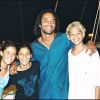 Yannick Noah et ses enfants Yelena et Joakim en Corse le 17 août 1998.