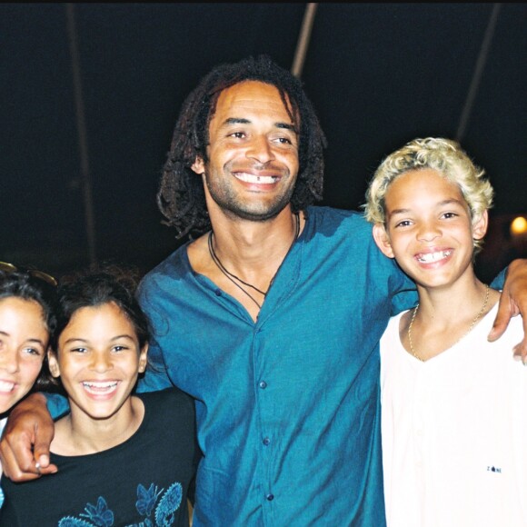 Yannick Noah et ses enfants Yelena et Joakim en Corse le 17 août 1998.