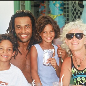 Yannick Noah, son fils Joakim, sa fille Yelena et sa mère Marie-Claire.