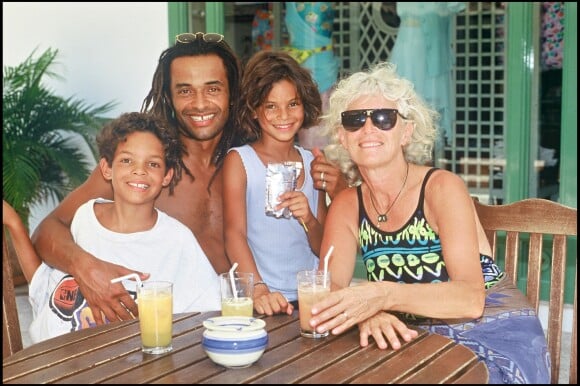 Yannick Noah, son fils Joakim, sa fille Yelena et sa mère Marie-Claire.