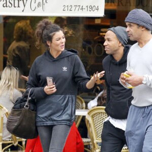 Exclusif - Yannick Noah se promène avec sa fille Yelena et un ami sur Lexington Avenue à New York. Le 3 novembre 2016