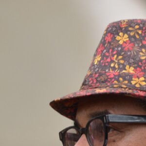 Exclusif - Prix spécial - No Web No Blog - Yannick Noah - Cérémonie traditionnelle lors des obsèques de Zacharie Noah à Yaoundé au Cameroun le 18 janvier 2017. Yannick Noah va s'installer à même le sol avec ses deux soeurs pour écouter les doléances et les témoignages de tous les chefs des autres villages qui ont côtoyé son père. Chaque représentant des familles de Yaoundé vient faire son témoignage et fait un cadeau au fils du défunt; en guise de remerciement, Yannick effectue une danse rituelle avant de se retirer en conclave avec les chefs de familles pour revenir intronisé en nouveau chef de famille. Ensuite, le chanteur revêt un costume en feuille de bananier sous les acclamations de la foule. Ce rite funèbre s'appelle « Esani » chez les Bétis ou célébration du mérite. Dans « esani », prenons d’emblée la partie « san ». En Ewondo, le mot « san » revêt deux sens. D’abord, « briller » d’un éclat particulier, puis « danser » d’un pas distingué. L’éclat et le talent sont ici de haut niveau. Pour sa part, la finale « i » suggère une idée plurielle : soit briller sur plusieurs, ou danser à plusieurs. Il implique un mort prestigieux et des survivants conscients qui apprécient. L’ « esani » traduit leur hommage posthume. Dans la foulée, il invite à pérenniser l’exemple.  Exclusive - No Web No Blog - For Germany call for price - Please hide children's face prior to the publication - Traditional funerals of Zacharie Noah (father of former French tennis player and singer Yannick Noah) in Yaounde, Cameroun on january 17, 2017.18/01/2017 - Yaoundé