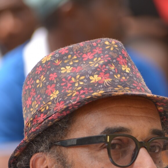 Exclusif - Prix spécial - No Web No Blog - Yannick Noah - Cérémonie traditionnelle lors des obsèques de Zacharie Noah à Yaoundé au Cameroun le 18 janvier 2017. Yannick Noah va s'installer à même le sol avec ses deux soeurs pour écouter les doléances et les témoignages de tous les chefs des autres villages qui ont côtoyé son père. Chaque représentant des familles de Yaoundé vient faire son témoignage et fait un cadeau au fils du défunt; en guise de remerciement, Yannick effectue une danse rituelle avant de se retirer en conclave avec les chefs de familles pour revenir intronisé en nouveau chef de famille. Ensuite, le chanteur revêt un costume en feuille de bananier sous les acclamations de la foule. Ce rite funèbre s'appelle « Esani » chez les Bétis ou célébration du mérite. Dans « esani », prenons d’emblée la partie « san ». En Ewondo, le mot « san » revêt deux sens. D’abord, « briller » d’un éclat particulier, puis « danser » d’un pas distingué. L’éclat et le talent sont ici de haut niveau. Pour sa part, la finale « i » suggère une idée plurielle : soit briller sur plusieurs, ou danser à plusieurs. Il implique un mort prestigieux et des survivants conscients qui apprécient. L’ « esani » traduit leur hommage posthume. Dans la foulée, il invite à pérenniser l’exemple.  Exclusive - No Web No Blog - For Germany call for price - Please hide children's face prior to the publication - Traditional funerals of Zacharie Noah (father of former French tennis player and singer Yannick Noah) in Yaounde, Cameroun on january 17, 2017.18/01/2017 - Yaoundé