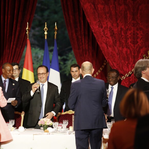 François Hollande et Alpha Condé - Le président de la République française reçoit le président de la République de Guinée pour un dîner d'état au palais de l'Élysée à Paris, France, le 11 avril 2017. © Denis Allard/Pool/Bestimage