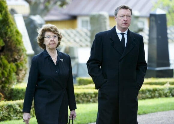 La princesse Désirée de Suède et son fils le baron Carl Silfverschiöld lors des obsèques du comte Carl Johan Bernadotte le 14 mai 2012 à Bastad.